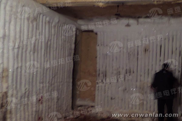 测试人员查看冷库中的环境